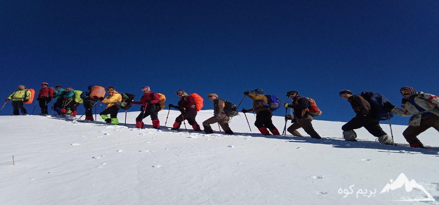 صعود به قله آسمانکوه و تمرین و آموزش حرکت کرده ای  و مباحث آموزشی پوشاک مناسب زمستانی.